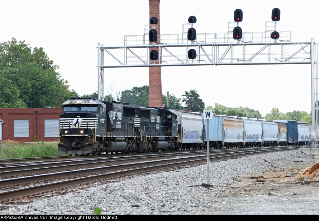 NS 6995 leads train P61 onto the "AS" line